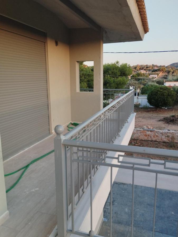 Coastal Garden Getaway Apartment Vari  Exterior photo